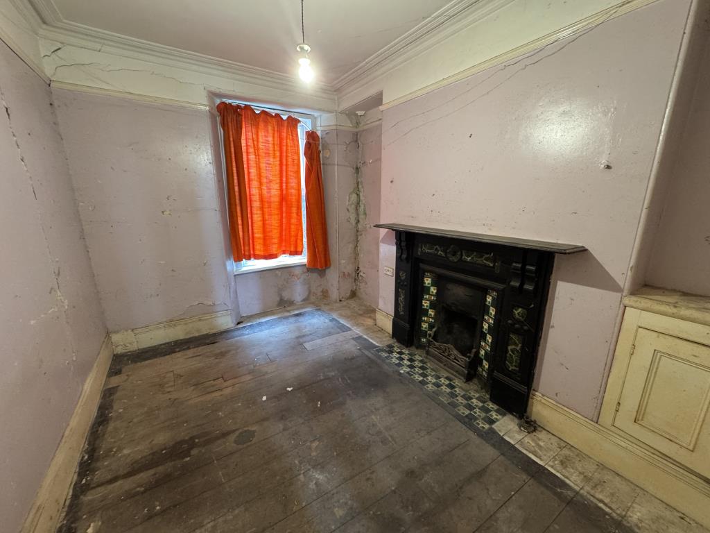 Lot: 113 - MID-TERRACE HOUSE FOR IMPROVEMENT - Dining room